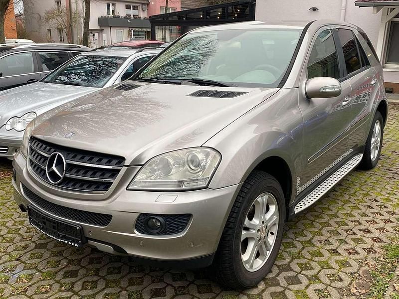Cubanitsilber metallic Gebraucht 2006 Mercedes ML320 SUV | 6.990 € - Bild 1/4