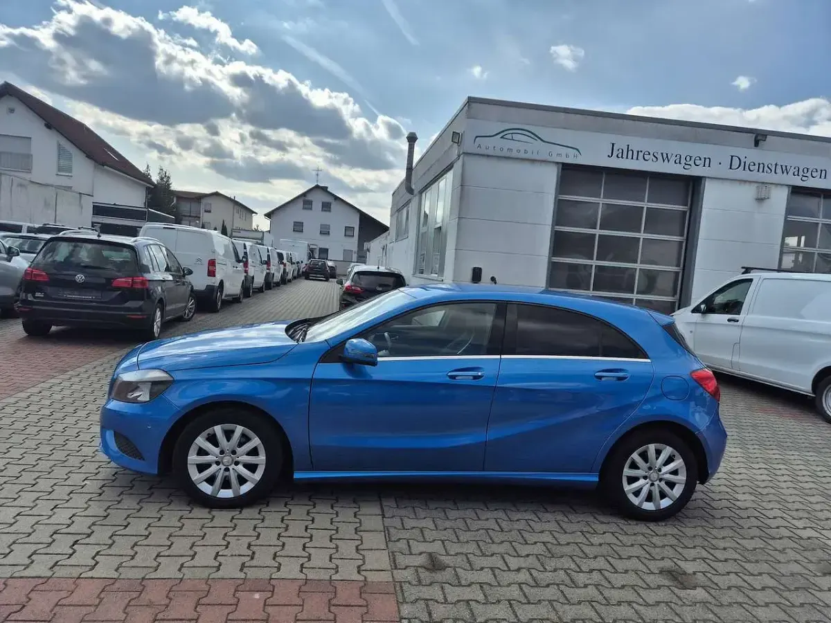 Gebraucht Mercedes A180 109 PS (80 kW) 2013 Suedseeblau Kleinwagen