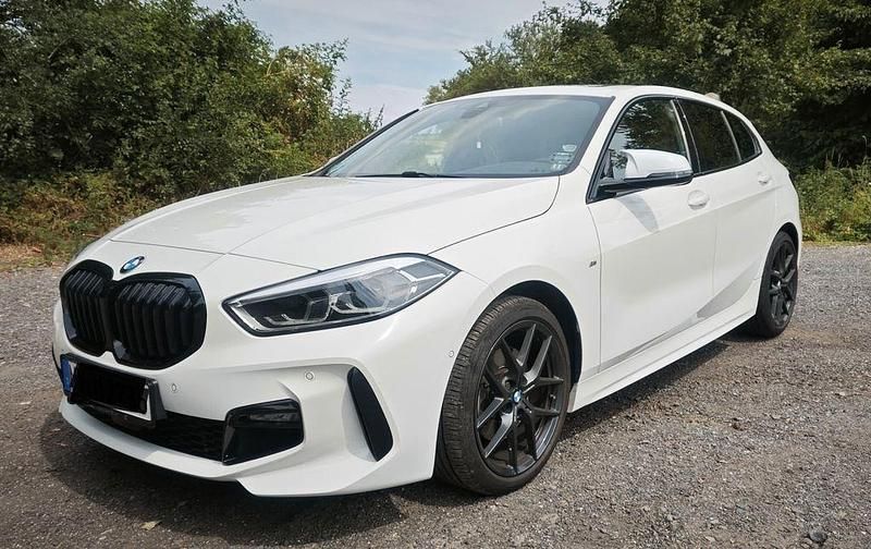 Weiß Gebraucht 2019 BMW 118 M Sport Kleinwagen | 22.500 € (Teuer) - Bild 1/4