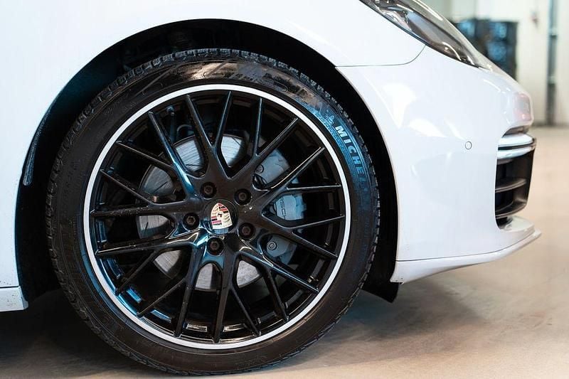 Gebraucht Porsche Panamera 441 PS (324 kW) 2018 Weiß Kleinwagen