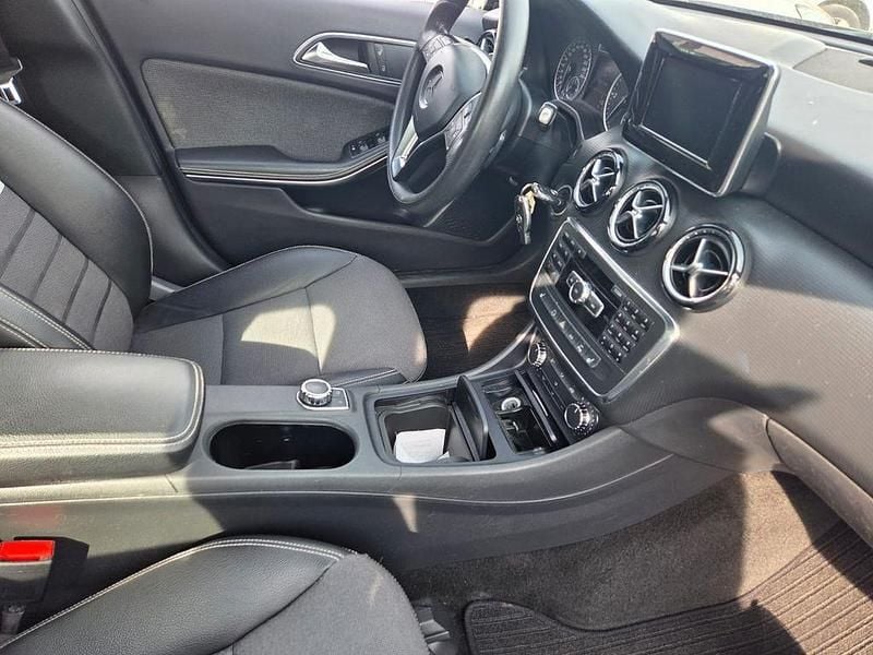Schwarz Gebraucht 2012 Mercedes A180 Limousine | 11.299 € (Fairer Preis) - Bild 1/4