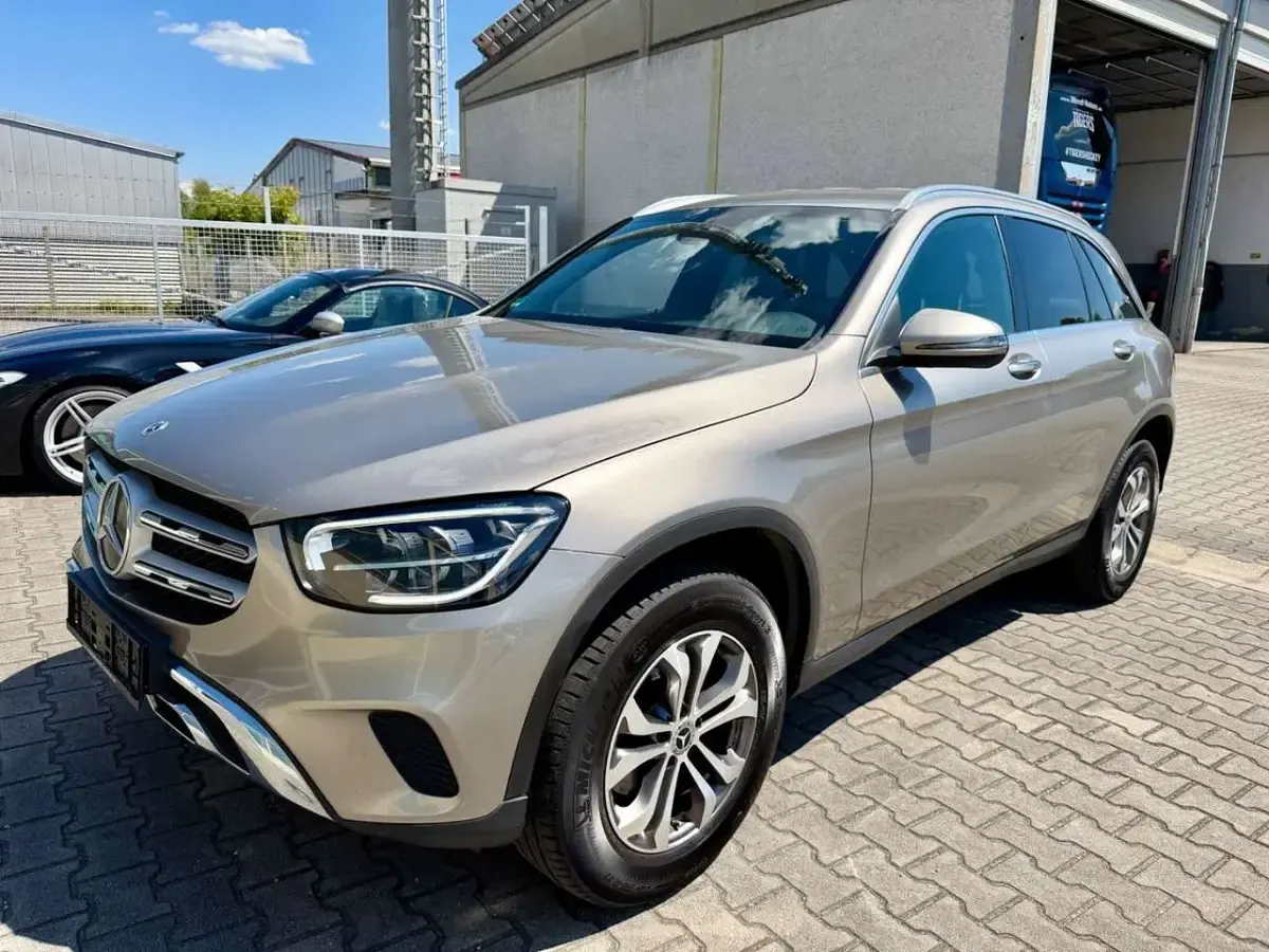 Gebraucht Mercedes GLC220 194 PS (142 kW) 2022 Silber SUV