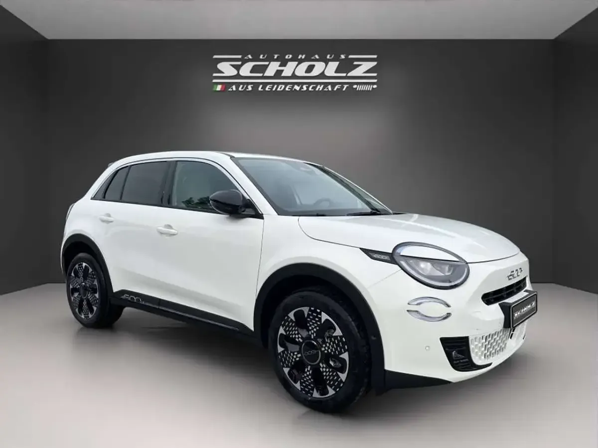 Neu Fiat 600 La Prima 110 PS (80 kW) 2025 Gelato weiß SUV
