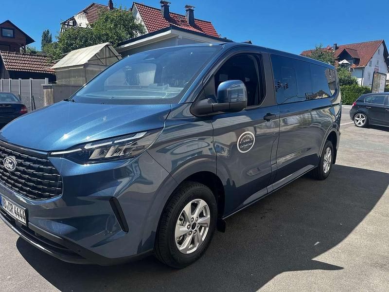 Chromablau metallic Gebraucht 2024 Ford Tourneo Custom Trend Van | 41.500 € (Teuer) - Bild 1/4