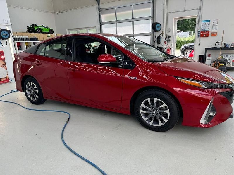 Gebraucht Toyota Prius 122 PS (89 kW) 2019 Rot Kleinwagen