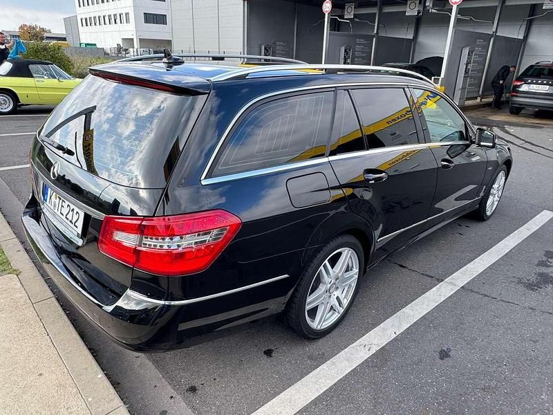 Gebraucht Mercedes E200 136 PS (100 kW) 2011 Schwarz Kombi