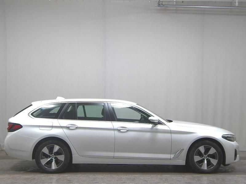 Weiss Gebraucht 2021 BMW 520 Sport Line Kombi | 25.980 € (Superpreis) - Bild 1/4