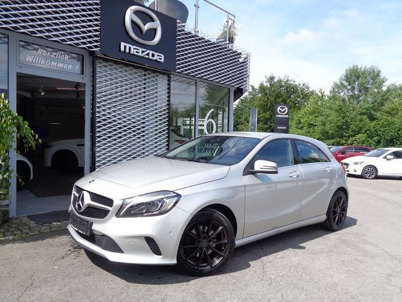 Polarsilber Gebraucht 2017 Mercedes A180 Style Limousine | 15.490 € (Fairer Preis) - Bild 1/4