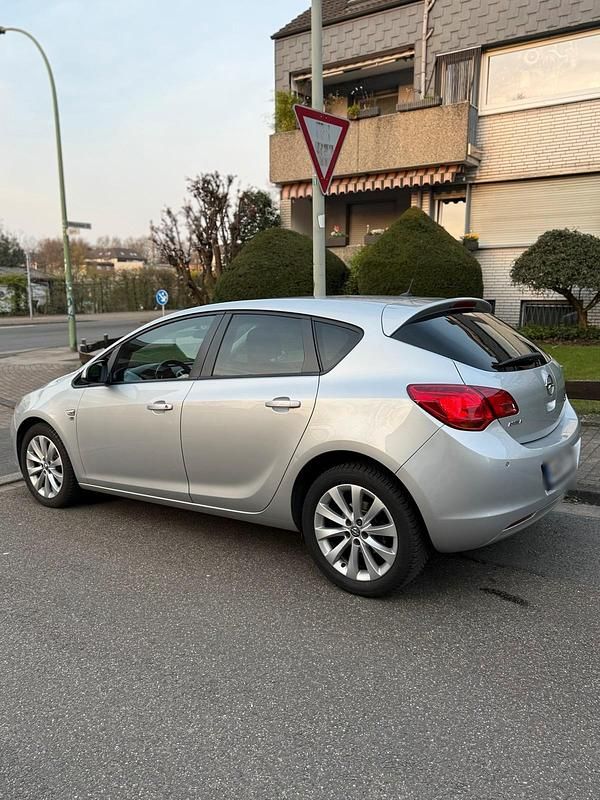Gebraucht Opel Astra 140 PS (102 kW) 2012 Silber Limousine