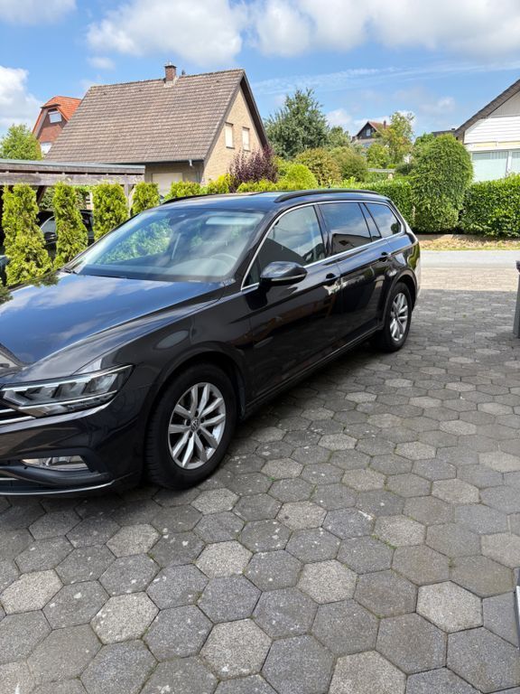 Grau Gebraucht 2021 VW Passat Limousine | 20.600 € (Guter Preis) - Bild 1/4