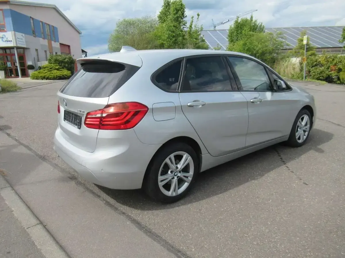 Gebraucht BMW 218 Active Tourer Advantage 140 PS (102 kW) 2020 Silber Van / Kleinbus