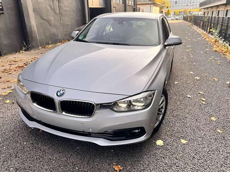 Gebraucht BMW 318 Advantage 136 PS (100 kW) 2015 Silber Limousine