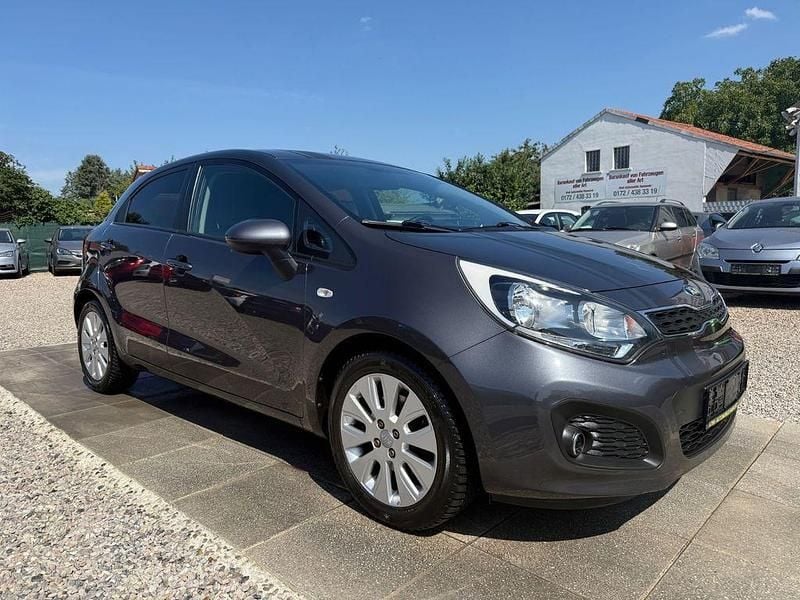 Grau Gebraucht 2015 Kia Rio DREAM-TEAM Edition Limousine | 7.499 € (Fairer Preis) - Bild 1/4