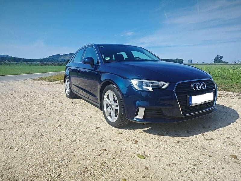 Blau Gebraucht 2018 Audi A3 Kombi | 20.500 € (Fairer Preis) - Bild 1/4
