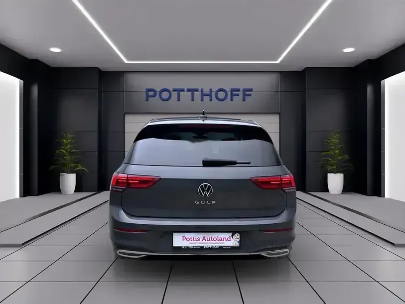 Gebraucht VW Golf VIII Active 131 PS (96 kW) 2022 Delfingrau metallic Limousine