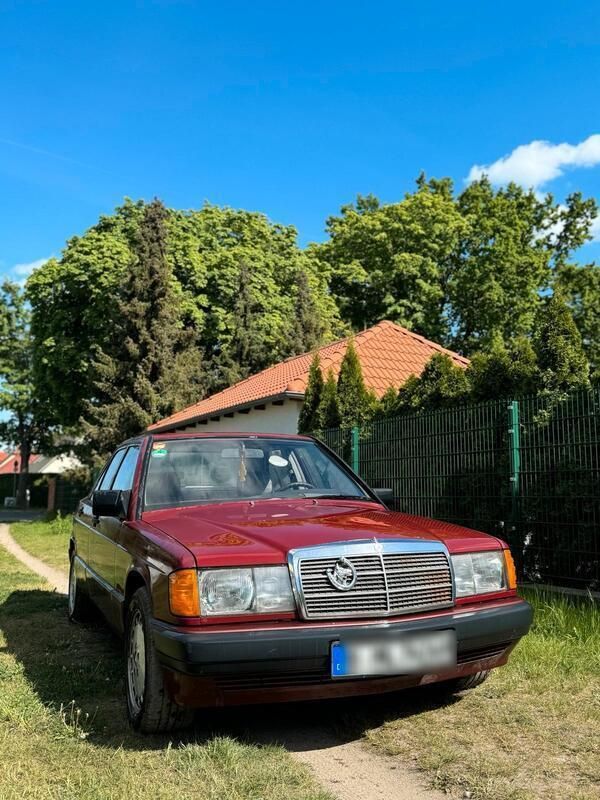 Rot Gebraucht 1989 Mercedes 190 Limousine | 2.999 € - Bild 1/4