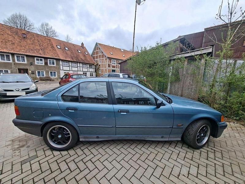 Usado BMW 316 Basis 102 HP (75 kW) 1995 Verde Sedan