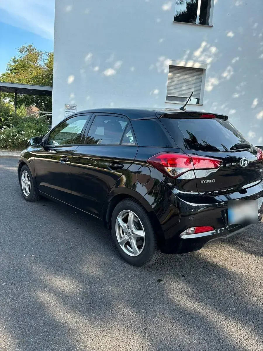Gebraucht Hyundai i20 Trend 84 PS (61 kW) 2017 Schwarz Limousine