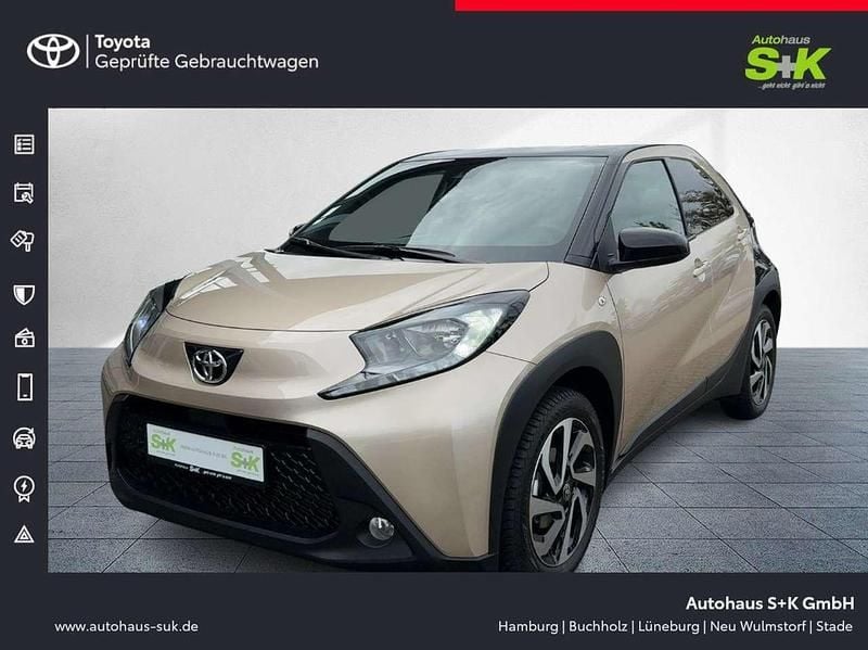 Ginger beige / night sky black (beige) Gebraucht 2024 Toyota Aygo X Team SUV | 16.990 € (Fairer Preis) - Bild 1/4