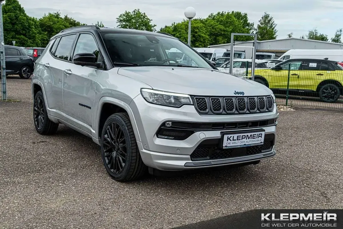 Gebraucht Jeep Compass 179 PS (131 kW) 2022 Zweifarblackierung glacier si SUV