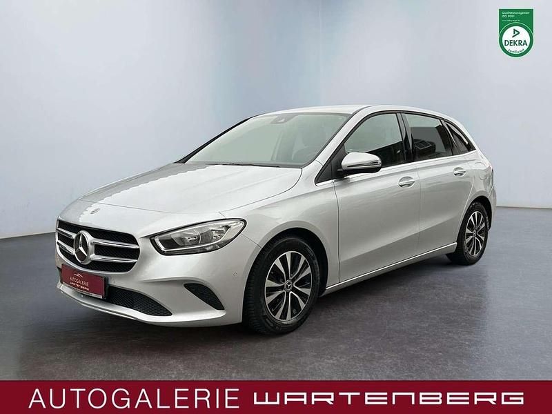 Iridiumsilber Gebraucht 2020 Mercedes 200 Limousine | 22.480 € (Guter Preis) - Bild 1/4
