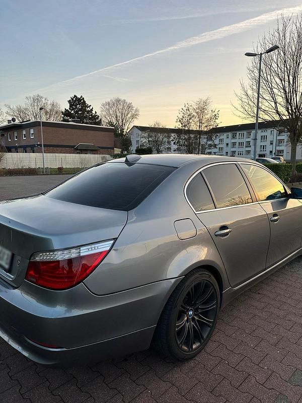 Gebraucht BMW 530 248 PS (182 kW) 2008 Grau Limousine