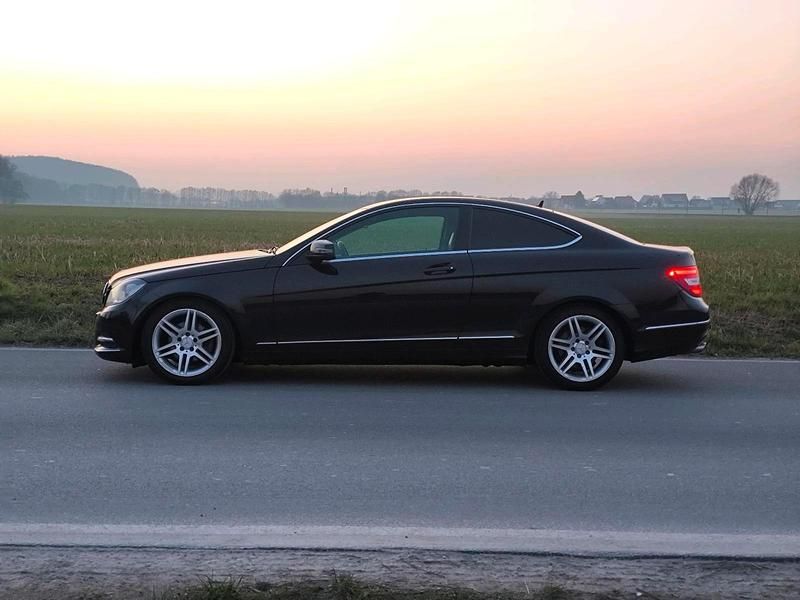Używany Mercedes C220 170 KM (125 kW) 2012 Czarny Coupe