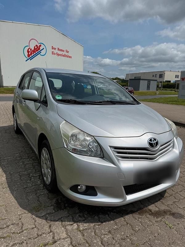 Silber Gebraucht 2010 Toyota Verso Van / Kleinbus | 6.499 € (Guter Preis) - Bild 1/4