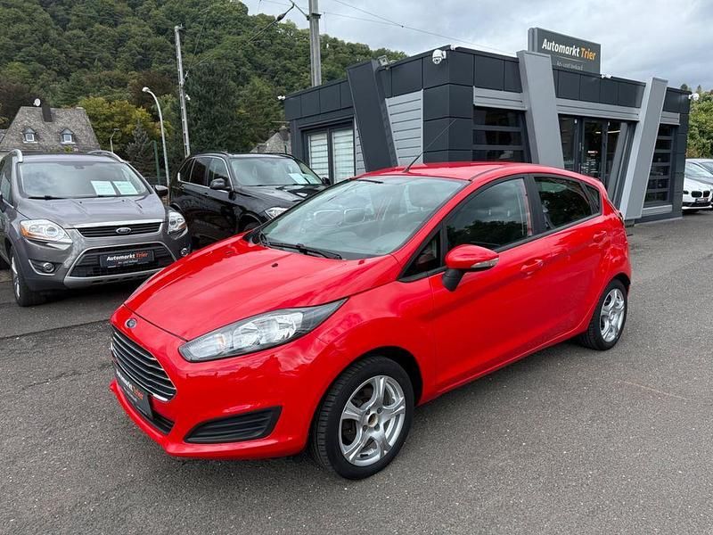 Rot Gebraucht 2014 Ford Fiesta Trend Kleinwagen | 7.499 € (Fairer Preis) - Bild 1/4