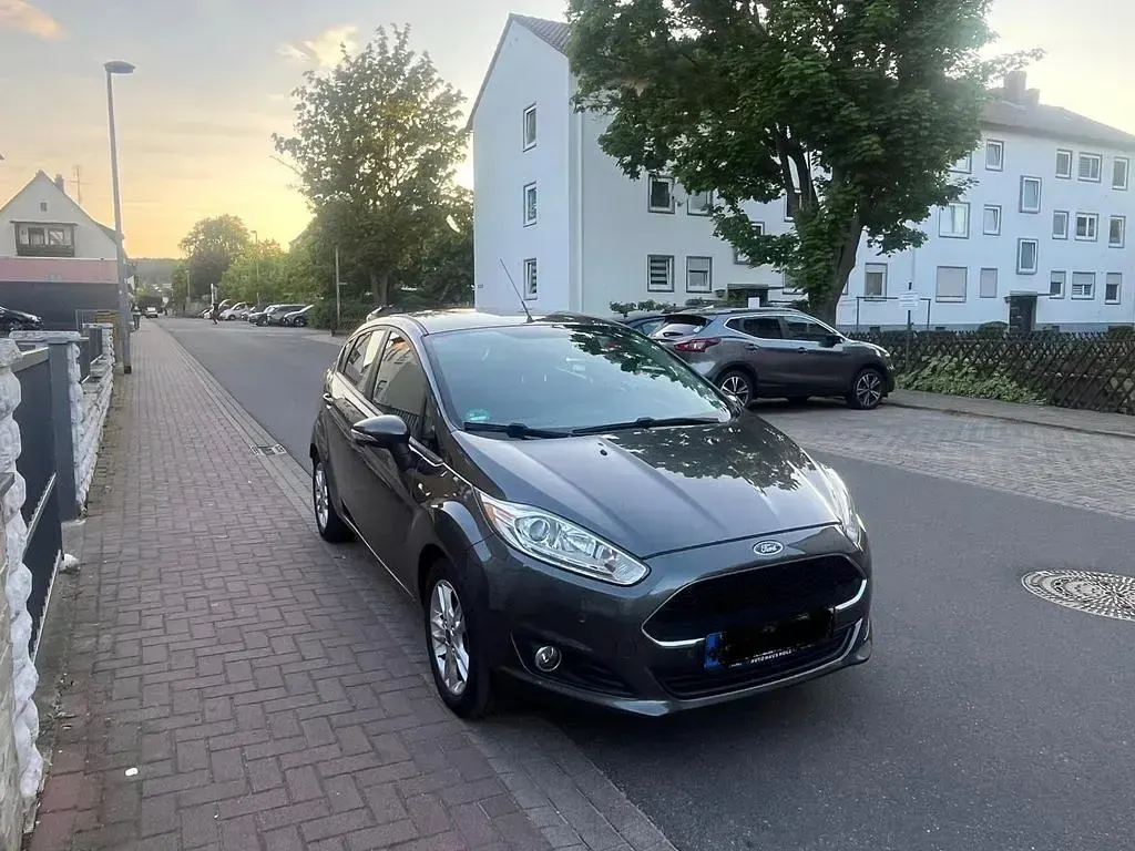 Gebraucht Ford Fiesta Celebration 101 PS (74 kW) 2016 Grau Kleinwagen