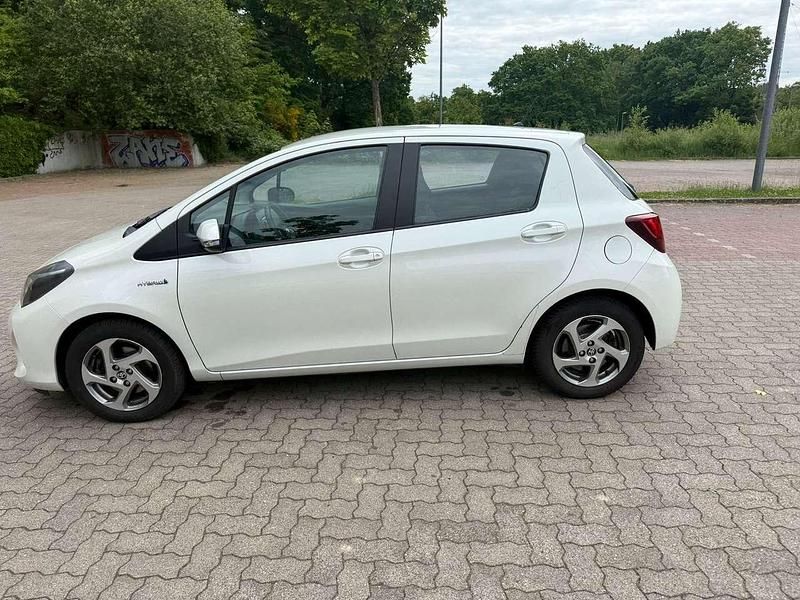 Gebraucht Toyota Yaris Hybrid Comfort 75 PS (55 kW) 2015 Weiß Limousine