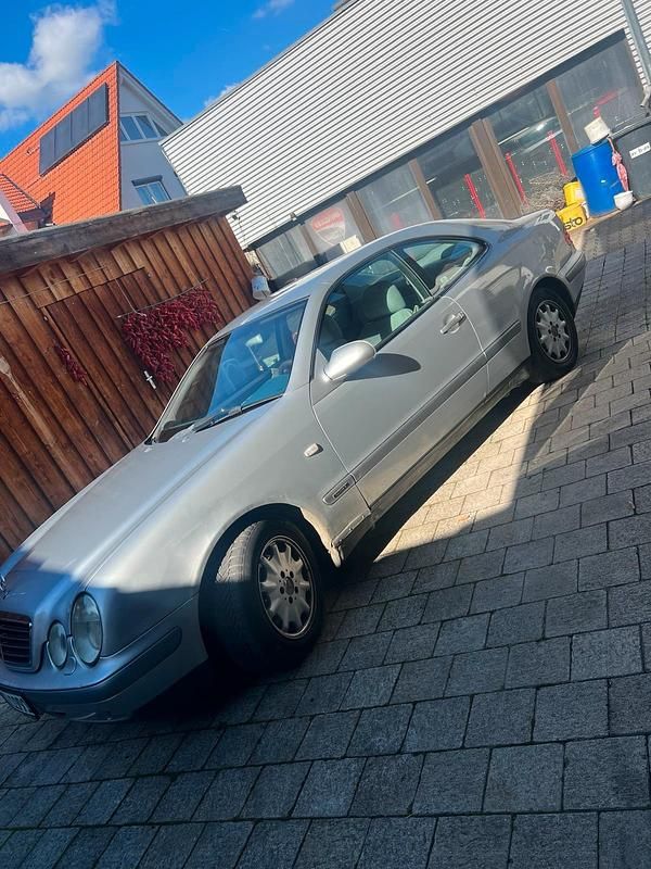 Silber Gebraucht 1999 Mercedes CLK230 Coupé | 1.499 € (Fairer Preis) - Bild 1/4