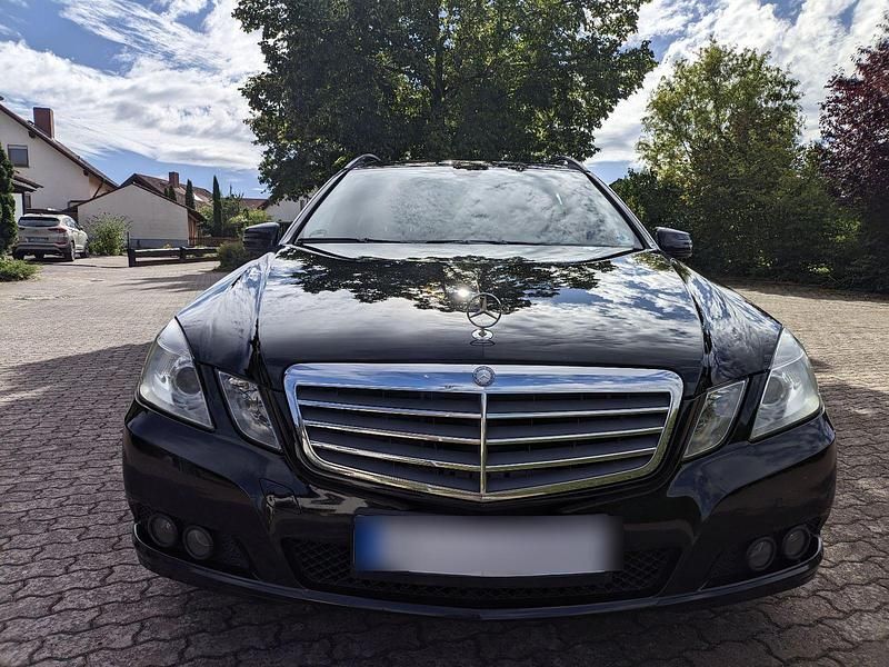 Schwarz Gebraucht 2011 Mercedes E220 Elegance Kombi | 9.000 € (Guter Preis) - Bild 1/4