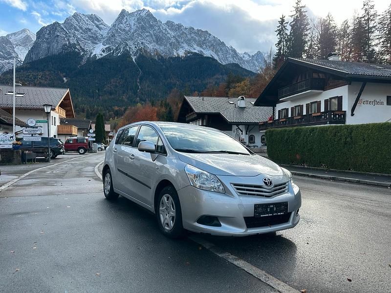 Silber Gebraucht 2011 Toyota Verso Van / Kleinbus | 4.990 € (Fairer Preis) - Bild 1/4