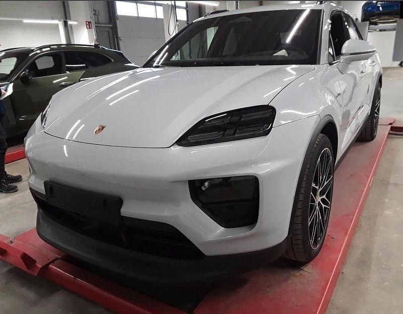 Grau Gebraucht 2024 Porsche Macan 4 Electric SUV | 97.400 € - Bild 1/2