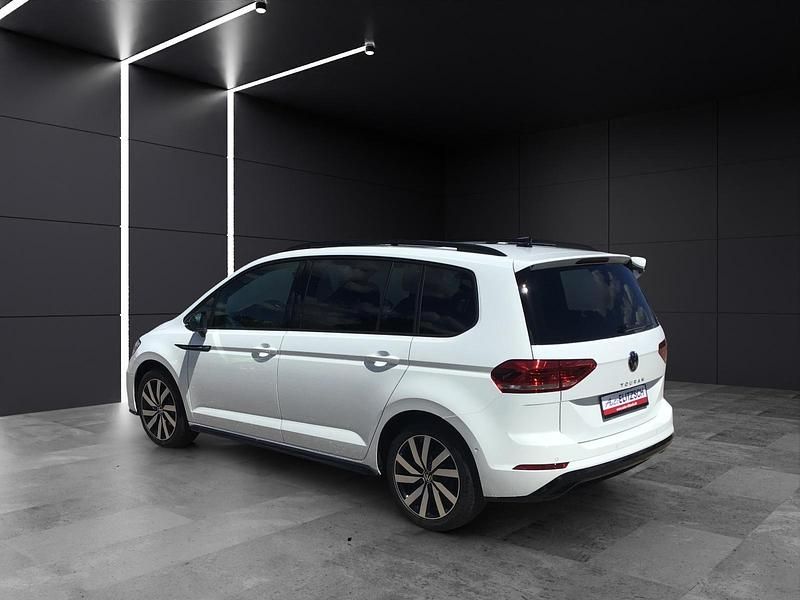 Gebraucht VW Touran Highline 150 PS (110 kW) 2024 Pure white Van / Kleinbus