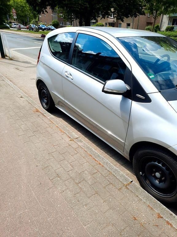 Grau Gebraucht 2010 Mercedes A180 Avantgarde Limousine | 1.000 € (Superpreis) - Bild 1/4