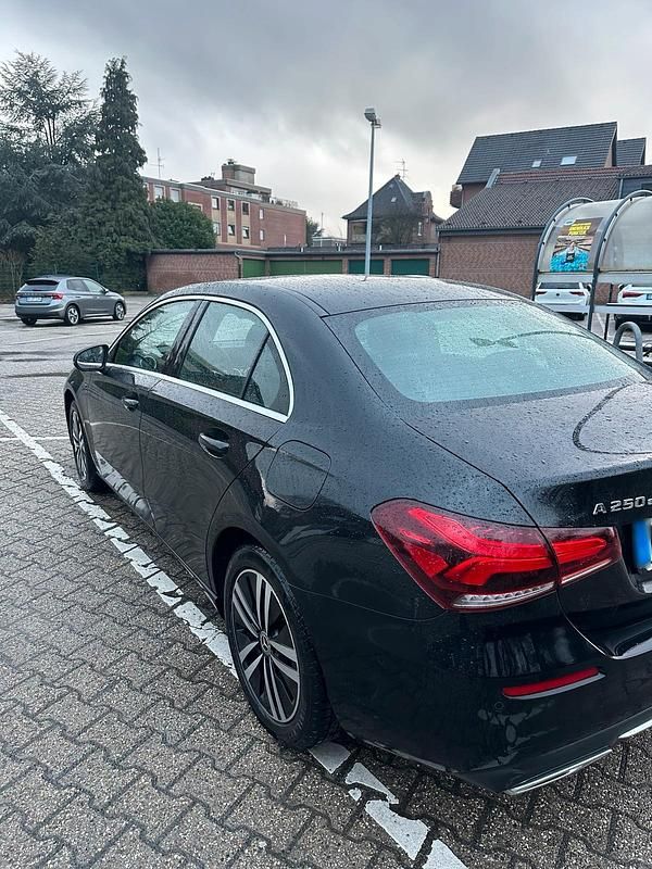 Gebraucht Mercedes A250 160 PS (117 kW) 2020 Schwarz Limousine