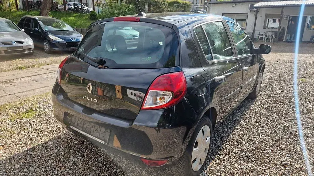 Używany Renault Clio II Expression 75 KM (55 kW) 2011 Czarny Sedan/Limuzyna