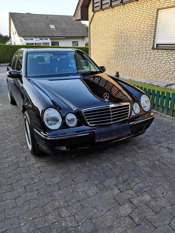 Schwarz Gebraucht 2002 Mercedes E280 Avantgarde Limousine | 7.300 € (Etwas zu teuer) - Bild 1/4