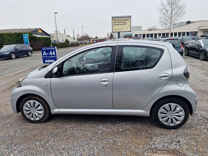 Gebraucht Toyota Aygo Cool 68 PS (50 kW) 2013 Silber Kleinwagen
