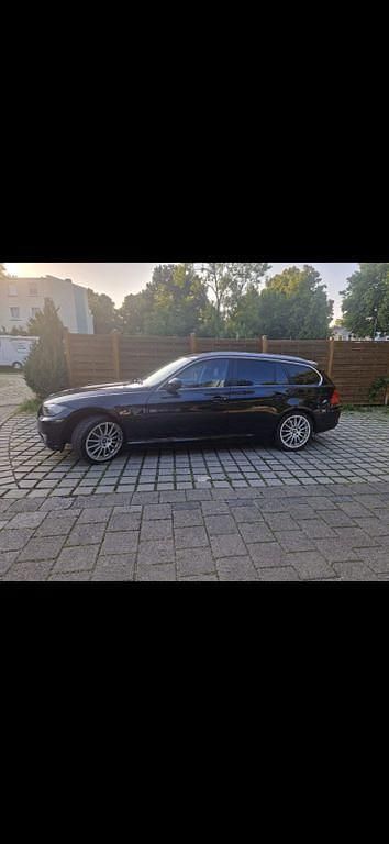 Schwarz Gebraucht 2011 BMW 318 Kombi | 5.700 € (Fairer Preis) - Bild 1/4