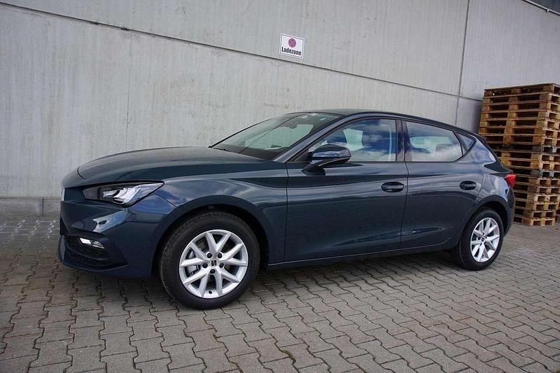 Neu Seat Leon Style 150 PS (110 kW) 2025 Fjordblau Limousine