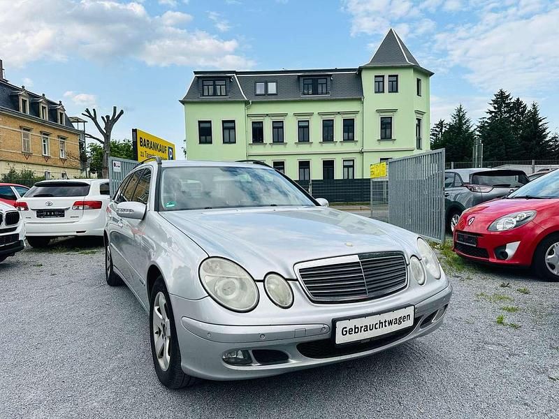 Brillantsilber metalliclack Gebraucht 2005 Mercedes E220 Classic Kombi | 2.499 € (Fairer Preis) - Bild 1/4