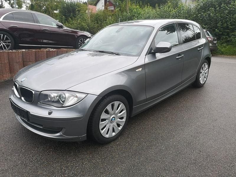 Grau Gebraucht 2011 BMW 118 Advantage Kleinwagen | 4.490 € (Superpreis) - Bild 1/4