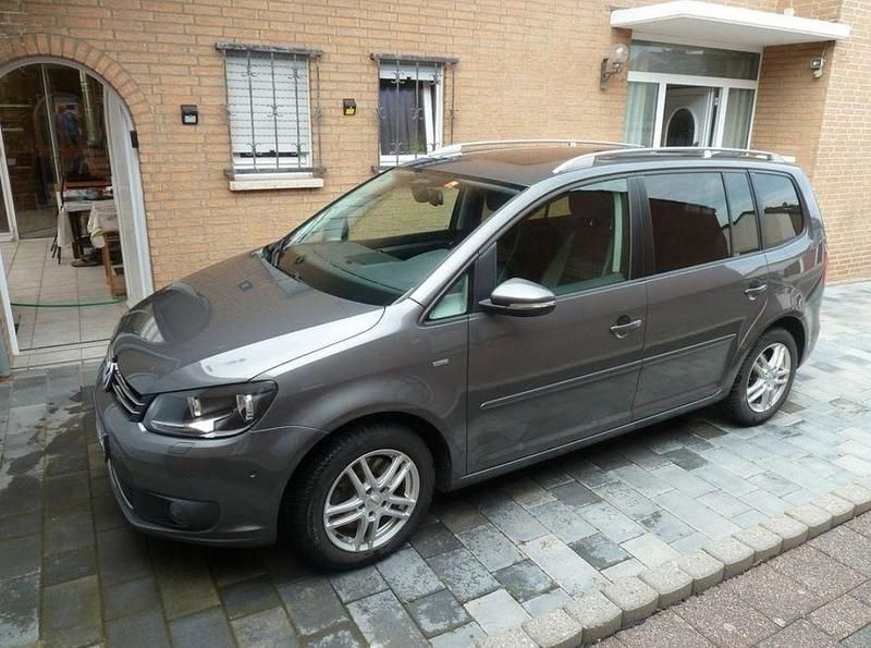 Grau Gebraucht 2013 VW Touran Life Van / Kleinbus | 6.700 € (Fairer Preis) - Bild 1/4
