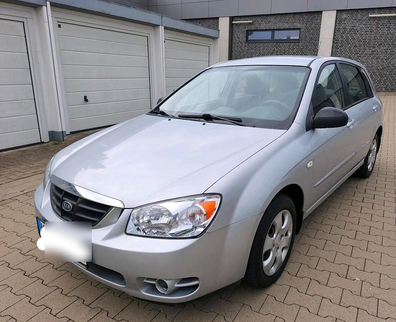 Silber Gebraucht 2004 Kia Cerato 2 Limousine | 2.650 € (Fairer Preis) - Bild 1/4