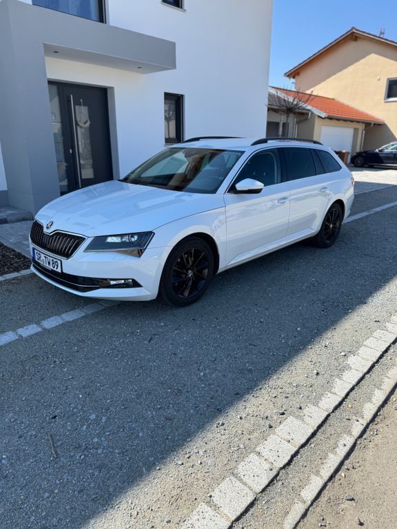 Weiß Gebraucht 2018 Skoda Superb Ambition Kombi | 16.300 € (Guter Preis) - Bild 1/4