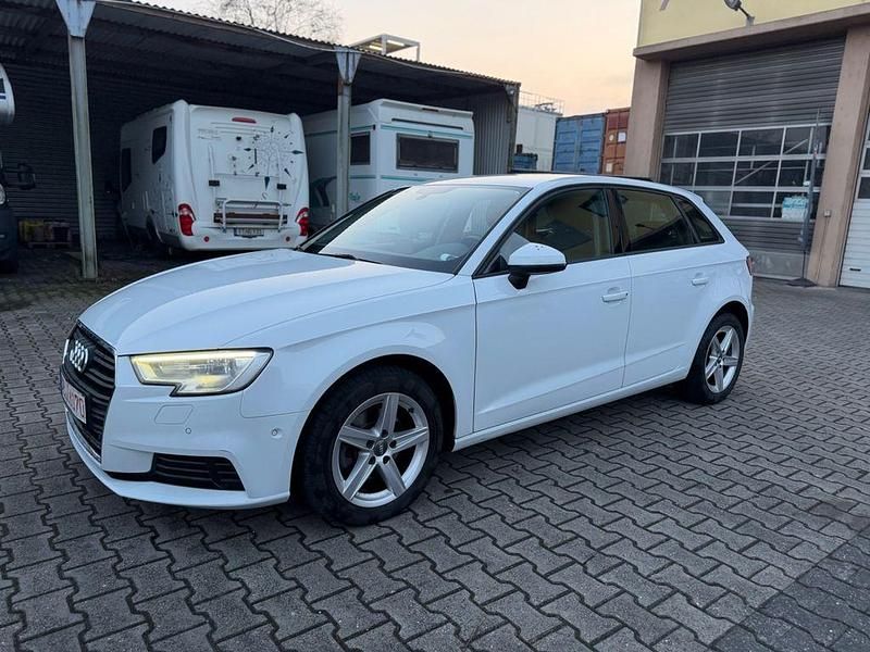 Weiß Gebraucht 2019 Audi A3 Comfort Limousine | 11.990 € (Superpreis) - Bild 1/4