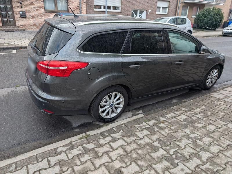 Gebraucht Ford Focus Titanium 120 PS (88 kW) 2015 Grau Kombi